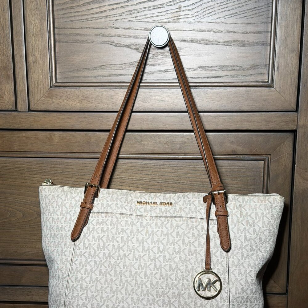 Michael Kors MK Signature Tote Bag — Vanilla & Acorn Monogram - Picture 11 of 16